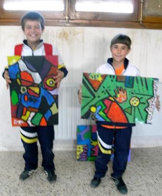 Mario y Ra&uacute;l con sus obras